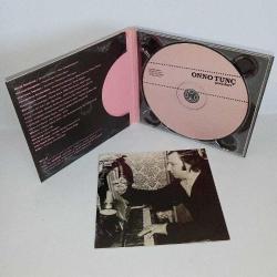 Cd Onno Tunç Şarkıları. Orijinal. Dinlemeyi etkilemeyen çizikler var. Orijinal. Sorunsuz çalışıyor.  Ajda Pekkan arto Tunçboyacıyan Aylin Aslım ceza Emre Altuğ Hüsnü Şenlendirici Levent Yüksel Mor ve ötesi Murat uncuoğlu Nilüfer Nükhet Duru Sertap Erener Sezen Aksu Şebnem ferah Tuluğ Tırpan Zerrin Özer