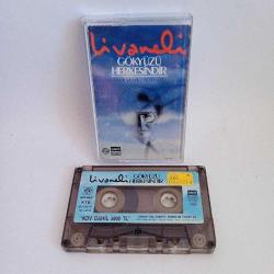 Kaset Zülfü Livaneli, gökyüzü herkesindir albümü.1989 kağıt Baskı. Kasette dinlemeyi etkilemeyen minik kırık var. Sorunsuz çalışıyor.