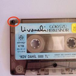 Kaset Zülfü Livaneli, gökyüzü herkesindir albümü.1989 kağıt Baskı. Kasette dinlemeyi etkilemeyen minik kırık var. Sorunsuz çalışıyor.