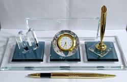 KRİSTAL CAMDAN SAATLİ VE KALEMLİ MASA SÜMENİ