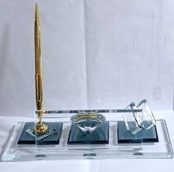 KRİSTAL CAMDAN SAATLİ VE KALEMLİ MASA SÜMENİ