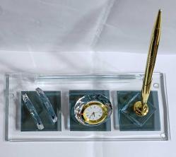 KRİSTAL CAMDAN SAATLİ VE KALEMLİ MASA SÜMENİ