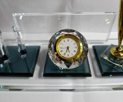 KRİSTAL CAMDAN SAATLİ VE KALEMLİ MASA SÜMENİ