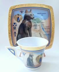 Mısır, Fathi Mahmoud Limoges Marka-Antik Mısır Kedisi Bastet/Hiyeroglif Yazı Temalı Porselen Çay-Kahve Fincanı. Özel Seri: Mısır'ın Ünlü Seramik ve Heykel Sanatçısı Fathi Mahmoud'un İmzasını Taşıyan Bu Tasarım, Koleksiyonluk Nadir Bir Porselen Çalışmasıdır. Mükemmel ve Kusursuz Durumdadır. (Made in Egypt)