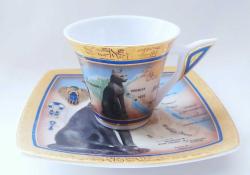 Mısır, Fathi Mahmoud Limoges Marka-Antik Mısır Kedisi Bastet/Hiyeroglif Yazı Temalı Porselen Çay-Kahve Fincanı. Özel Seri: Mısır'ın Ünlü Seramik ve Heykel Sanatçısı Fathi Mahmoud'un İmzasını Taşıyan Bu Tasarım, Koleksiyonluk Nadir Bir Porselen Çalışmasıdır. Mükemmel ve Kusursuz Durumdadır. (Made in Egypt)