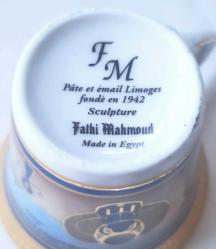 Mısır, Fathi Mahmoud Limoges Marka-Antik Mısır Kedisi Bastet/Hiyeroglif Yazı Temalı Porselen Çay-Kahve Fincanı. Özel Seri: Mısır'ın Ünlü Seramik ve Heykel Sanatçısı Fathi Mahmoud'un İmzasını Taşıyan Bu Tasarım, Koleksiyonluk Nadir Bir Porselen Çalışmasıdır. Mükemmel ve Kusursuz Durumdadır. (Made in Egypt)