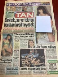 TAN GAZETESİ DOĞUM GÜNÜ HEDİYESİ - 23 EYLÜL 1992 - TAM TAKIM 10 SAYFADIR -Mesut Yılmaz-Bülent Ecevit-Tansu Çiller-Bahri Tanju-Coşkun Göğen-Sabriye-Mustafa-Gülnur Pınarbaşı-Güce Yükseke-Tuncay Yalın-Teoman Aytık-Gülay Pınarbaşı-Fadil Öz-Sedat Güven-Mehmet Berent-Yasemin-Kenan Özbek-Piontek-Bako-Neşe Erberk-Metin Tekin-Nazmi Kıraç-Kylie Minogue-Jason Donovan-Farah Yurdözü-Seyyal Taner-Nazmi Kıraç-Clint Eastwood-Nan Mahluz-Tamanna Cole-John Chang-Johan Gunohöner-Yargıtay’a göre kamu hizmeti veren kuruluşlar hizmet keserek ceza verme yetkisine sahip değil-Elektrik su ve telefon borçtan kesilmeyecek-Yılmaz’dan Baba’ya Aciz bohçanı topla-Vestel televizyon tüpünde garanti 5 yıla çıkıyor-O adam kıcına don alsın önce-En erotik program Show TV’de-Star kıyma makinası-Sabriye’yi Mustafa keseledi kocası resimlerini çekti-İşte yılın aşkı-Aspirin artık burnundan alınacak-Azeri kesecek-İçinden Yaşar geçen fotoroman-Fahişe baskını-Gösterin kendinizi-Göteborg’a ben yeterim-Mastürbasyon yalnız elle yapıl
