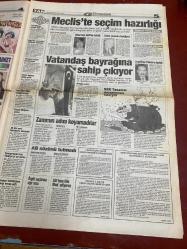 TAN GAZETESİ DOĞUM GÜNÜ HEDİYESİ - 28 HAZİRAN 1996 - TAM TAKIM 12 SAYFADIR -Ali Şen-Ali Aydın-Mehmet Duru-Hasan Dalıcı-Sevda Demirel-Hülya Işıl-İbrahim Tatlıses-Seda Sayan-Hasan Can-Seçil Kılıç-Ahmet Kaya-Gülden Kaya-Halime Sert-Sibel Can-Nükhet Duru-Deniz Ersoy-Mustafa Keser-Mine Koşan-Zeki Türe-Eva Herzigova-Tico Torres-Necdet Evlice-Bülent Ecevit-Şahin Alpay-Ahmet Abi-Narçin Ertüren Çek bir bira Fener olsun-Aşka geldi basıldı-Aman kebap olmayın-Bayrak inmez-Kimi cömert kimi kaypak-İbo Seda’yı lahmacun yapacak-Lorissa bizden biri oldu-Çamur at izi kalsın-Emoş’un adresi değişti-Sarışın’la Esmer büyüleyecek-Yonca’nın Çıtır Kızları-Az uyuyan daha başarılı oluyor-Eva tokmakçısını yanında getiriyor-Meclis’te seçim hazırlığı-Vatandaş bayrağına sahip çıkıyor-Zammın adını koyamadılar-AB sözünü tutmadı-Keyifli seksin 10 altın kuralı-Gözlerini dansçı kızdan ayıramıyordu Makas-Gecenin Terörü-Kanca-Rızkı-Gündoğdu-Saklambaç-Magazin Forever-Piyangola-Jale’den Sevgilerle Dan O’Neill