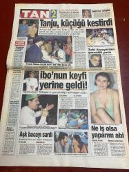 TAN GAZETESİ DOĞUM GÜNÜ HEDİYESİ - 31 TEMMUZ 1996 - TAM TAKIM 12 SAYFADIR -Bayram Hoca-MetİN-Arzu-Naim Süleymanoğlu-Sakıp Sabancı-Sibel Gökçe-Sevda Demirel-Tanju Çolak-Anıl Çolak-Kemal Özkan-Zeki Alasya-İbrahim Tatlıses-Ebru Gündeş-Kerem Alışık-Deniz Zümre-Yakup Gür-Arzu Aydın-Bilge Egemen-Derya-Hülya Avşar-Perihan Aksoy-Perihan Akbaş-Gülşen-Yonca Evcimik-Bahar Hastürk-Ahmet Olcay-Osman Nacişin-Mahmut İldiz-Alattin Kaba-Mehdi Turun Bayram üflerken basıldı-Devletin eli cebimizde-Damat olacaktı şimdi gelin oluyor-Naim’e Sabancı kıyağı-Tanju küçüğü kestirdi-İbo’nun keyfi yerine geldi-Aşk bacayı sardı-Ne iş olsa yaparım abi-Bomba gibi dedikodular-Hayat kadınları feryat ediyor-Kürklü Melek-Pop’un delikanlı kızı-Kristal kafatası şarkı söylüyordu-Dönerler armut gibi toplandı-Dikkat sakın ormanda sevişmeye kalkmayın-Ha babam şişiyoruz-Susuz mahalle satışa çıkarıldı-Enflasyon yüzde 120’ye koşuyor Sen neymişsin be Hoca-Milyarder Hoca-Müşterisi ihbar etti-Avrupa’ya açıldı-Dert edilmeyener-NaimSA