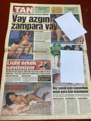 TAN GAZETESİ DOĞUM GÜNÜ HEDİYESİ - 30 EYLÜL - 1 EKİM 2003 - TAM TAKIM 8 SAYFADIR -Gülben Ergen-Esra Balım-Yusuf Şimşek-Dilara-Yunanistan-Pierluigi-Zerrin Egeliler-Nihat Kahveci-Roman Abromoviç-Adrian Mutu-Jimmy Floyd Hasselbaink-Mario Melchiot-Marcel Desailly-Eidur Gudjohnsen-Lucescu-Yakup Gür-Nese-Arzum-Sarı Sevda-Yasemin Kozanoğlu-Funda Barın-Selçuk Yöntem-Teoman-Selin Toktay-Mustafa Denizli-Gülşen-Senay Akay-Lara Croft İnsan mı bunlar-Bizim alemde her yol var-Esrar değil Esra vurdu-Grip kasıp kavuruyor-Çapkın erkek tatminsiz olur-Vay azgın zampara vay-Light erkek sevilmiyor-Biz sanat için soyunduk onlar para için soyunuyor-250 trilyonluk takım-Nihat’a selam-Mutfakta yangın sönmüyor-Lokum gibiyim-Ona istediği neyse verin-Kadın sevilmeyi sever Caniliğe hürriyet-Hayvan bile değil-Hay davranız batsın-Timsah çocuk öldürdü-Bilimi adamlar scumdan çaldı-Karadeniz’de tehlike çanları-Yunan yine kuru sıkı attı-Türk üzümüne iftira-Ölüme neden oluyor-Sarı’ya karıştırmayın-Hani birden mucit çıkma