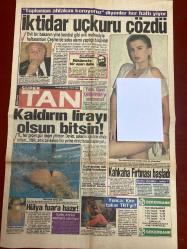 TAN GAZETESİ DOĞUM GÜNÜ HEDİYESİ - 25 AĞUSTOS 1992 - 4 SAYFADIR -Emin Çölaşan-Süleyman Demirel-Hülya Avşar-Efes Otel-Yonca Evcimik-Haldun Sevel-Ercan Sunay-Teoman Ayık-Gülay Pınarbaşı-Fadıl Öz-Gül Ebre-Burcu Burç-Nur İlhan-Nuri Karan-Asuhan-Nurettin Sözen-Lütfiye Karan-Mustafa Gökgöz-Ahmet Aydın-Mehmet Baran İktidar uckuru çözdü-Kaldırın lirayı olsun bitsin-Hülya fuara hazır-Kadın ömrünü mutfakta çürütüyor-Kahkaha fırtınası başladı-Yonca kim takar TRT’yi-Banyoyu birlikte yaptık-Bazıları Yaşar sever-Oto hırsızı otomobili nasıl çalar-Nurettin’in renk zevkine hayranım-Asuhan yazlık mayolarını belediyecilere seçtirmiş-Kedi ham dedi yuttu-Minik farenin sonu Toplumun ahlakını koruyoruz diyenler her haltı yiyor-Hükümete bir uyarı daha-Yarın süper çarşambayı kaçırmayın-Çankaya’nın ruh sağlığı bozuluyor-İzmirli bakkala 20 milyar borçlu-Bu fotomodelin keşke ben de olsaydım demişti-Kraliçe olacağım dedi-Beni milyonlar seviyor-Ölümün sıcak yüzü-Ustura Kemal-Yalnız asker-Merhaba kızlar-Yaşamayı sev