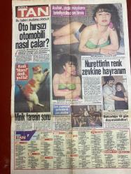 TAN GAZETESİ DOĞUM GÜNÜ HEDİYESİ - 25 AĞUSTOS 1992 - 4 SAYFADIR -Emin Çölaşan-Süleyman Demirel-Hülya Avşar-Efes Otel-Yonca Evcimik-Haldun Sevel-Ercan Sunay-Teoman Ayık-Gülay Pınarbaşı-Fadıl Öz-Gül Ebre-Burcu Burç-Nur İlhan-Nuri Karan-Asuhan-Nurettin Sözen-Lütfiye Karan-Mustafa Gökgöz-Ahmet Aydın-Mehmet Baran İktidar uckuru çözdü-Kaldırın lirayı olsun bitsin-Hülya fuara hazır-Kadın ömrünü mutfakta çürütüyor-Kahkaha fırtınası başladı-Yonca kim takar TRT’yi-Banyoyu birlikte yaptık-Bazıları Yaşar sever-Oto hırsızı otomobili nasıl çalar-Nurettin’in renk zevkine hayranım-Asuhan yazlık mayolarını belediyecilere seçtirmiş-Kedi ham dedi yuttu-Minik farenin sonu Toplumun ahlakını koruyoruz diyenler her haltı yiyor-Hükümete bir uyarı daha-Yarın süper çarşambayı kaçırmayın-Çankaya’nın ruh sağlığı bozuluyor-İzmirli bakkala 20 milyar borçlu-Bu fotomodelin keşke ben de olsaydım demişti-Kraliçe olacağım dedi-Beni milyonlar seviyor-Ölümün sıcak yüzü-Ustura Kemal-Yalnız asker-Merhaba kızlar-Yaşamayı sev