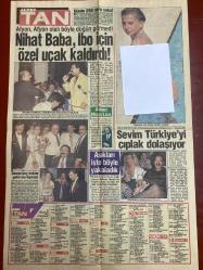 TAN GAZETESİ DOĞUM GÜNÜ HEDİYESİ - 20 AĞUSTOS 1992 - 4 SAYFADIR -Şeyh Nefzavi-F. Taner İkinci-Efe Başbakan Süleyman Demirel-Sezgin Turnagöl-Kiraz-Deniz Sezgin-Mahmut Esen-S.C.-Haldun Sevel-Ercan Sunay-Gonca Fayan-Mustafa Sobotyalo-Mona Liza-İbrahim Tatlıses-Nihat Alpgiray-Latif Hanım-Dikran Masis-Harika Avcı-Sevim Egesoy-Hakkı Başkut Seks yaşantınız cıvıl cıvıl olacak-Çaldığı altınları büyücüye kaptırdı-Baba Sezgin’le ufak bir kazık attı-Turnagöl Kanal 6’ya transfer oldu-Terörü devraldık-Dövizinizle dikkat-Onu kurtlara yedirmem-Kim bu Yaşar-Göğüsleri iri ve dikt-Podyumda jimnastik-Nihat Baba İbo için özel uçak kaldırdı-Sevim Türkiye’yi çıplak dolaşıyor-Aşıkları işte böyle yakaladık Harika bir seks klasiği Şeyh Nefzavi’nin Itırlı Bahçesi-Ayıp ettin Efe-Nişanlısından kurtulmak isteyen Kiraz büyü yaptırmak için 2 kilo altın çalıp büyücüye verdi-Yargısız infaz yok-Kız başıboş bırakılmaz-Kızını kurtaran anne-Bir Yaşar’dır gidiyor-Bir panter gibiydi-Emirgân’ın gülü Gonca’ya güzel kızlara ila