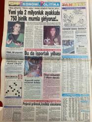 TAN GAZETESİ DOĞUM GÜNÜ HEDİYESİ - 11 ARALIK 1991 - 4 SAYFADIR -Süleyman Demirel-Tamer Ertaş-Ülger Üngörmez-Sevilen bir kişiydi-Semiha’nın dramı-Nizami Enes-Kemalettin Şen-Muhtar Abdullah-Ünlü müteahhit eroin patronu çıktı-Kuyumcu gibi hırsız-Yılbaşında muhteşem kısmet-Baba Telli Baba gibi-Acil servisler doldu-Tur ayağımızın altında-Urbain Johansen-G.Saray’ı seviyoruz-Karakas arı gibi-Mine Ali konusunda uyarıldı-Ali mutlaka oynamalı-Yusuf sorun oldu-Hayatta her şey olabilir-Yeni yıla 2 milyonluk ayakkabı 750 binlik mumla giriyoruz-Bu da Isparta’lı yılbaşı-Projenizi getirecek kredinizi alacaksınız-Fabrikalar kent dışına çıkıyor-Kayserili motor ustasının buluşu-Otoyol müteahhidi 2 trilyon alacak-Basımıza çorap örüyorlar-Miras uğruna-Tazminat engeli-Elini sallasan aday-Hangişi daha önemli-Ustura Kemal-Dilek Ülker-Madüle Sevil-Hülya Avşar-Hülya Avşar’ın hayranları-Küçük Asyalı’nın hüneri-Kurskolik Aysim-Balkonları çöküyor-Bacak güzeli bacaklarını sigorta ettirdi