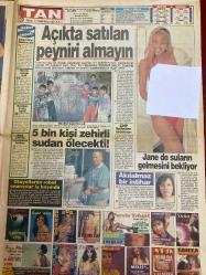 TAN GAZETESİ DOĞUM GÜNÜ HEDİYESİ - 9 EKİM 1994 - TAM TAKIM 8 SAYFADIR -Süleyman Demirel-Sakıp Ağa-Seda Sayan-Ali Bektaş-Oya Gamsızoğlu-Melike Demirağ-Türkan Şoray-Morton-Manserini-Ahmet Çalganoğlu-Tunc Özgen-Bilal Çeliktaş-Aysu Abla-M.K.-King Yaşar-Gönül-Ayşe Atılgan-Buse Ateş-Yağmur-Fiko-Pervin Telçin-İnsan Eser-Dilruba-Suna Uysal-Alo Evlilik-Emerson-Bahattin Atak 10 yıllık karısının erkek olduğunu boşanınca öğrendi-Parmak emen kolay aldatıyor-Ablasının kuzusu-Filipinler’den inci ithal ettik-Taraftara selam dostluğa devam-Ruhunuzu dans ederek dinlendirin-Evlilik uğruna 3.5 trilyondan oldu-Tekerlek merakı-Türkan Sultan altın portakalı dörteledi-Alabalık güzeli Ali-Besteciydi şarkıcı oldu-Fenerbahçe vitamin küpü-Pingel sorun oldu-Varsa yoksa basketçi-Çamurla gelen güzellik-Saldırıya uğradı-Akıldan hiç çıkmıyor-Anüs çevresindeki kaşıntı- Dişi savaşçı Ceylan-Her şey intikam için-karikatür-Bahattin Atak çizgi dizisi-Bizimkiler tekrar aramızda-Süper Pazar’da mega sanatçılar-Günün maçları-Va