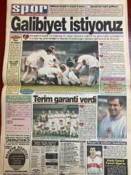 TAN GAZETESİ DOĞUM GÜNÜ HEDİYESİ - 15 MAYIS 1993 - TAM TAKIM 8 SAYFADIR -Kemal Yamak-Süleyman Demirel-Sümer Oral-Arnold Schwarzenegger-Maria Shriver-Leydi Diana-Prens Charles-James Hewitt-Lady Di-Aysu Abla-King Yaşar-Ramazan Kalkan-Fatih Terim-Orhan-Hakan-Saffet-İlker-Muhterem Kadromuz-Gönül-Hrisantos-Halidun Sevel-Rone Hayman-Ronan Fick-Alan Baxter-Thomas LaMance Paşa Köşk’te petrol buldu-Beni lütfen bu atsineği gibi heriften kurtarın hakim bey-Ben de köylüyüm-Sümer Oral vergi toplama rekoru kırdı-Köpeklerin bile artık özel kuyumcusu var-Korkudan dudakları uçukladı-3 çocuk annesi polise eroin satmaya kalktı-Galibiyet istiyoruz-Terim garanti verdi-Fener’in millileri huzursuz-O kocaman bir devdi minik bir kadını sevdi-Leydi Di sayesinde hemen köşe oldu-Gurbetçiler onu el üstünde tutuyor-Göğüsleri beni tahrik etti-Akciğerinizi kontrol ettirin-Ne bulsalar çalıyorlar-Bu ne sevgi ah-Bir ortak arıyor-Polisin destanı-Efes Light serin ferah hafif bir rüzgâr Süper cumartesi sizi fena saracak-Ba