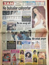 TAN GAZETESİ DOĞUM GÜNÜ HEDİYESİ - 15 MAYIS 1993 - TAM TAKIM 8 SAYFADIR -Kemal Yamak-Süleyman Demirel-Sümer Oral-Arnold Schwarzenegger-Maria Shriver-Leydi Diana-Prens Charles-James Hewitt-Lady Di-Aysu Abla-King Yaşar-Ramazan Kalkan-Fatih Terim-Orhan-Hakan-Saffet-İlker-Muhterem Kadromuz-Gönül-Hrisantos-Halidun Sevel-Rone Hayman-Ronan Fick-Alan Baxter-Thomas LaMance Paşa Köşk’te petrol buldu-Beni lütfen bu atsineği gibi heriften kurtarın hakim bey-Ben de köylüyüm-Sümer Oral vergi toplama rekoru kırdı-Köpeklerin bile artık özel kuyumcusu var-Korkudan dudakları uçukladı-3 çocuk annesi polise eroin satmaya kalktı-Galibiyet istiyoruz-Terim garanti verdi-Fener’in millileri huzursuz-O kocaman bir devdi minik bir kadını sevdi-Leydi Di sayesinde hemen köşe oldu-Gurbetçiler onu el üstünde tutuyor-Göğüsleri beni tahrik etti-Akciğerinizi kontrol ettirin-Ne bulsalar çalıyorlar-Bu ne sevgi ah-Bir ortak arıyor-Polisin destanı-Efes Light serin ferah hafif bir rüzgâr Süper cumartesi sizi fena saracak-Ba