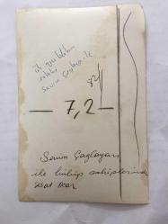 SEVİM ÇAĞLAYAN'IN ORİJİNAL FOTOĞRAFI - 18 x 12 cm EBADINDA - SEVİM ÇAĞLAYAN, KULÜP SAHİPLERİNDEN ESAT ACAR'LA KONUŞURKEN ÇEKİLMİŞ BİR KARE