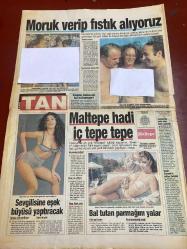 TAN GAZETESİ DOĞUM GÜNÜ HEDİYESİ - 11 HAZİRAN 1995 - TAM TAKIM 12 SAYFADIR -Sibel Gökçe-Ebru Yaşar-Yavuz Özerrin-V.M.-Kadir İnanır-Fatih Terim-Abdullah Kiğılı-Cem Serdengeçti-Gökhan Kırdar-Ersan Erdura-Alp Kırdar-Seher Dilovan-Semra Türel-Derya Arbaş-Yaprak Özdemiroğlu-Mahzar Alanson-Nalime Sert-Tunçay-Sibel Türel-Elif Kızmaz-Hamza Şahin-Doğan Ertan-Cenker Cankılıç  Adaletin bu mu dünya-Kadını veren düdüğü çalar-Mehmetçik korkuttu-Rüşvet işinde yokum-Cin gibi maşallah-Moruk verip fıstık alıyoruz-Maltepe hadi iç tepe tepe-Sevgilisine eşek büyüsü yaptıracak-Bal tutan parmağını yalar-Amerika donumuza taktı-Helal olsun sana kız-Kabağı yiyen zayıflıyor-Genç kızın hayatı kaydı-Ebru şaşırdı Kadir kasıldı-Tek gecelik değilim-Kedi gibi uysalım-Dadaşlar dünyasındayız-Zirvedekiler-Eğlenelim coşalım-Arkadaşım Şeytan-Bir günlük aşk-Başkan Şen ne yapacağını şaşırdı-Görev yaptırmadılar-Ayak oyunları  Kuşlar konacak tel bulamıyor-Bir giyecek pir giyecek-Cin gibisin vallahi-Rüşvetin adı kadın oldu-Beni