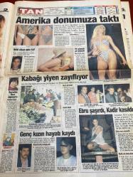 TAN GAZETESİ DOĞUM GÜNÜ HEDİYESİ - 11 HAZİRAN 1995 - TAM TAKIM 12 SAYFADIR -Sibel Gökçe-Ebru Yaşar-Yavuz Özerrin-V.M.-Kadir İnanır-Fatih Terim-Abdullah Kiğılı-Cem Serdengeçti-Gökhan Kırdar-Ersan Erdura-Alp Kırdar-Seher Dilovan-Semra Türel-Derya Arbaş-Yaprak Özdemiroğlu-Mahzar Alanson-Nalime Sert-Tunçay-Sibel Türel-Elif Kızmaz-Hamza Şahin-Doğan Ertan-Cenker Cankılıç  Adaletin bu mu dünya-Kadını veren düdüğü çalar-Mehmetçik korkuttu-Rüşvet işinde yokum-Cin gibi maşallah-Moruk verip fıstık alıyoruz-Maltepe hadi iç tepe tepe-Sevgilisine eşek büyüsü yaptıracak-Bal tutan parmağını yalar-Amerika donumuza taktı-Helal olsun sana kız-Kabağı yiyen zayıflıyor-Genç kızın hayatı kaydı-Ebru şaşırdı Kadir kasıldı-Tek gecelik değilim-Kedi gibi uysalım-Dadaşlar dünyasındayız-Zirvedekiler-Eğlenelim coşalım-Arkadaşım Şeytan-Bir günlük aşk-Başkan Şen ne yapacağını şaşırdı-Görev yaptırmadılar-Ayak oyunları  Kuşlar konacak tel bulamıyor-Bir giyecek pir giyecek-Cin gibisin vallahi-Rüşvetin adı kadın oldu-Beni