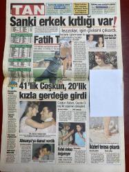 TAN GAZETESİ DOĞUM GÜNÜ HEDİYESİ - 25 HAZİRAN 1997 - TAM TAKIM 8 SAYFADIR -Nuri-Anita-Tarık-Mahsun Kırmızıgül-Kayahan-Harun Tavaşoğlu-Fatih Terim-Mehmet Alatlıoğlu-Arzum Onan-Coşkun Sabah-Ceyda Okay-Rafet El Roman-İlker Demir-Cornelia Schorr-Gökhan Şükür-Teslime Tablacı-Murat Ersoy-Mehmet Otruğ-Sibel Can-Seda Öz-Tuğba Başer-Mehmet Duru-Mehmet Ertan-Toprak ailesi-Haluk Müftüler-Bahattin Atak  Rontçu Nuri’nin feleği şaştı-Üçümüz gül gibi geçiniyoruz-Motorunu bakıma aldırdı-Kayahan’ın paracıkları gitti-Mahsun’un başı dertte-Sanki erkek kıtlığı var-Lezzolar işin cıvısını çıkardı-41’lik Coşkun 20’lik kızla gerdeğe girdi-Almanya’ya damat verdik-Rafet dokuz doğuruyor-İkizleri terasa çıkardı-Fatih Terim sinir küpü-Dayak yiyen gencin korkunç intikamı-Kriz geçirdi faciayı önledi-Küçük Ali’yi güneş çarptı-Yazın tadını çıkarıyor-Seksten önce dekoru hazırlayın-Çırpınıyordu ama razıydı-Baştan çıkarıcı olun  İbo ufaklığı iyi kaldırdı-Anita Nuri’yi perişan etti-Bağkur’luya kolaylık-SSK masaya yatırılı