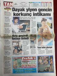 TAN GAZETESİ DOĞUM GÜNÜ HEDİYESİ - 25 HAZİRAN 1997 - TAM TAKIM 8 SAYFADIR -Nuri-Anita-Tarık-Mahsun Kırmızıgül-Kayahan-Harun Tavaşoğlu-Fatih Terim-Mehmet Alatlıoğlu-Arzum Onan-Coşkun Sabah-Ceyda Okay-Rafet El Roman-İlker Demir-Cornelia Schorr-Gökhan Şükür-Teslime Tablacı-Murat Ersoy-Mehmet Otruğ-Sibel Can-Seda Öz-Tuğba Başer-Mehmet Duru-Mehmet Ertan-Toprak ailesi-Haluk Müftüler-Bahattin Atak  Rontçu Nuri’nin feleği şaştı-Üçümüz gül gibi geçiniyoruz-Motorunu bakıma aldırdı-Kayahan’ın paracıkları gitti-Mahsun’un başı dertte-Sanki erkek kıtlığı var-Lezzolar işin cıvısını çıkardı-41’lik Coşkun 20’lik kızla gerdeğe girdi-Almanya’ya damat verdik-Rafet dokuz doğuruyor-İkizleri terasa çıkardı-Fatih Terim sinir küpü-Dayak yiyen gencin korkunç intikamı-Kriz geçirdi faciayı önledi-Küçük Ali’yi güneş çarptı-Yazın tadını çıkarıyor-Seksten önce dekoru hazırlayın-Çırpınıyordu ama razıydı-Baştan çıkarıcı olun  İbo ufaklığı iyi kaldırdı-Anita Nuri’yi perişan etti-Bağkur’luya kolaylık-SSK masaya yatırılı