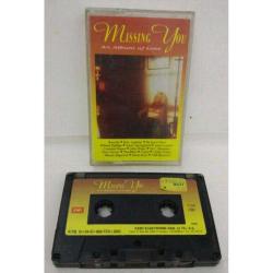 Kaset missing you an album of love. Orijinal. dönem Kağıt baskı   –Roxette It Must Have Been Love = Debió Ser Amor –Kim Appleby Don't Worry = No Te Precupes –Richard Marx Right Here Waiting = Esperando Aquí –Wilson Phillips Hold On = Aferrándose –Dusty Springfield In Private = En Privado –John Lennon Woman = Mujer –Crowded House Don't Dream It's Over = No Sueñes Se Acabó –John Waite Missing You = Extrañándote –MC Hammer Have You Seen Her = ¿La Has Visto? –Tina Turner I Don't Wanna Lose You = No Quiero Perderte –Marillion Kayleigh –Vixen (2) Crying = Llorando –Climie Fisher Love Changes (Everything) = El Amor Cambia (Todo) –Minnie Riperton Lovin' You = Amándote –Diana Ross Chain Reaction = Reacción En Cadena –Cliff Richard Miss You Nights = Extrañándote Esas Noches