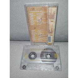 Kaset Kubat arşiv 2 albümü. Kasette çalışmasına engel olmayan kırık ve çatlak var.