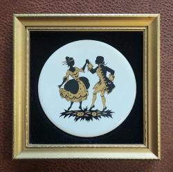 İngiltere, Orijinal Staffordshire Seramikleri/ Koleksiyonluk Özel Yapım Seramik Yuvarlak Karo Plakada Viktorya Dönemi Genç Bir Çiftin Dans Ettiği Sahne Tasvir Edilmiştir. Beyaz Karo Madalyonun Üzerinde Bir Erkek-Bir Kadın Figürü Var. Siyah ve Altın Renklidir. Çerçevenin İçinde Siyah Kadife Üzerine Yerleştirilmiştir. Çerçeve Kare Boyutunda ve Ahşap Kenarları Metalik Altın Tonludur. 18 cm/Orijinal İngiltere El Yapımı ve Sertifikalıdır. (1971)