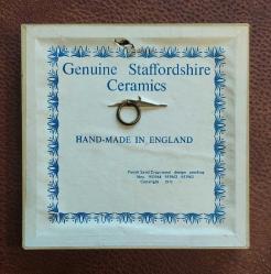 İngiltere, Orijinal Staffordshire Seramikleri/ Koleksiyonluk Özel Yapım Seramik Yuvarlak Karo Plakada Viktorya Dönemi Genç Bir Çiftin Dans Ettiği Sahne Tasvir Edilmiştir. Beyaz Karo Madalyonun Üzerinde Bir Erkek-Bir Kadın Figürü Var. Siyah ve Altın Renklidir. Çerçevenin İçinde Siyah Kadife Üzerine Yerleştirilmiştir. Çerçeve Kare Boyutunda ve Ahşap Kenarları Metalik Altın Tonludur. 18 cm/Orijinal İngiltere El Yapımı ve Sertifikalıdır. (1971)