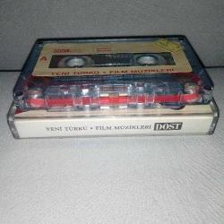 Kaset Yeni Türkü Film müzikleri. Orijinal. Dost Kitabevi yayınları. dönem kağıt baskı. Sorunsuz tertemiz koleksiyonluk. BADİ, GÖÇMEN YILDIZI, DERT ORTAĞI, DERMAN, DELİKAN.
