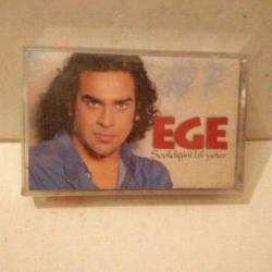Kaset Ege sevildiğini bil yeter albüm ambalajında
