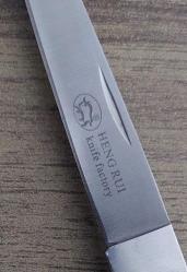 Heng Rui Knife Factory, Klipsli Katlanır Manuel Cep Çakı/Bıçak. Kişisel Cep ve Doğada (Outdoor Kamping) Kullanıma Uygundur. Sedef Kaplamalı, Paslanmaz Çelik. Yüksek Sınıf İşçilik ve Sağlamlık İle Mükemmel Durumdadır. Dikkat!! Çok Keskindir. 1990'lar. (Kapalı Hali:10.3 cm/Açık Hali:19 cm)