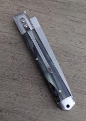 Heng Rui Knife Factory, Klipsli Katlanır Manuel Cep Çakı/Bıçak. Kişisel Cep ve Doğada (Outdoor Kamping) Kullanıma Uygundur. Sedef Kaplamalı, Paslanmaz Çelik. Yüksek Sınıf İşçilik ve Sağlamlık İle Mükemmel Durumdadır. Dikkat!! Çok Keskindir. 1990'lar. (Kapalı Hali:10.3 cm/Açık Hali:19 cm)