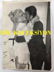 SEVİM ÇAĞLAYAN'IN ORİJİNAL BÜYÜK BOY FOTOĞRAFI - 24 x 18 cm EBADINDA - 6. KEZ BOŞANAN SEVİM ÇAĞLAYAN 25 YAŞINDAKİ GİTARİST SEVGİLİSİYLE ÖPÜŞÜRKEN ÇEKİLMİŞ ROMANTİK BİR KARE