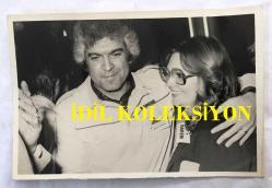 Efemera - ŞARKICI GENÇ OSMAN YAVAŞ'IN ORİJİNAL FOTOĞRAFI - 18 x 12 cm EBADINDA - GENÇ OSMAN YAVAŞ EŞİYLE BİRLİKTEYKEN ÇEKİLMİŞ BİR KARE - kitantik - kitaLog