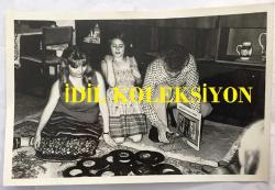 Efemera - ŞARKICI GENÇ OSMAN YAVAŞ'IN ORİJİNAL FOTOĞRAFI - 18 x 12 cm EBADINDA - GENÇ OSMAN YAVAŞ, EVİNDE EŞİ ve KIZIYLA BİRLİKTE PLAKLARINI DİZERKEN ÇEKİLMİŞ BİR FOTOĞRAF - kitantik - kitaLog