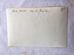 ŞARKICI GENÇ OSMAN YAVAŞ'IN ORİJİNAL FOTOĞRAFI - 18 x 12 cm EBADINDA - GENÇ OSMAN YAVAŞ, EVİNDE EŞİ ve KIZIYLA BİRLİKTE PLAKLARINI DİZERKEN ÇEKİLMİŞ BİR FOTOĞRAF