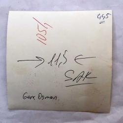 ŞARKICI GENÇ OSMAN YAVAŞ'IN ORİJİNAL FOTOĞRAFI - 11 x 11 cm EBADINDA - GENÇ OSMAN YAVAŞ, EVİNDE EŞİ ve KIZIYLA BİRŞİKTE PLAKLARINI GÖSTERİRKEN ÇEKİLMİŞ BİR KARE