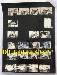 ŞARKICI GENÇ OSMAN YAVAŞ'IN ORİJİNAL FOTOĞRAFI - 24 x 12 cm EBADINDA - GENÇ OSMAN YAVAŞ, EVİNDE EŞİ ve KIZIYLA BİRLİKTEYKEN ÇEKİLMİŞ 18 FARKLI KARE TEK FOTOĞRAFTA, HER BİR KARE 3,5 x 2,5 cm EBADINDA MİNİ BOYDADIR