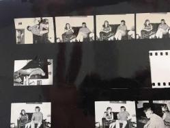 ŞARKICI GENÇ OSMAN YAVAŞ'IN ORİJİNAL FOTOĞRAFI - 24 x 12 cm EBADINDA - GENÇ OSMAN YAVAŞ, EVİNDE EŞİ ve KIZIYLA BİRLİKTEYKEN ÇEKİLMİŞ 18 FARKLI KARE TEK FOTOĞRAFTA, HER BİR KARE 3,5 x 2,5 cm EBADINDA MİNİ BOYDADIR