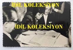 YEŞİLÇAM'IN ÜNLÜ YAPIMCISI BERKER İNANOĞLU'NUN ORİJİNAL FOTOĞRAFI - 18 x 12 cm EBADINDA - BERKER İNANOĞLU, EŞİ AYSEL İNANOĞLU İLE NİKAHTA İMZA ATARKEN ÇEKİLMİŞ BİR HATIRA FOTOĞRAFI. 1960'LAR, ÖZEL ARŞİV