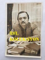 YEŞİLÇAM'IN ÜNLÜ YAPIMCISI BERKER İNANOĞLU'NUN ORİJİNAL FOTOĞRAFI - 18 x 12 cm EBADINDA - BERKER İNANOĞLU ÇALIŞMA MASASINDA POZ VERİRKEN ÇEKİLMİŞ BİR FOTOĞRAF