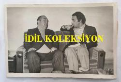 YEŞİLÇAM'IN ÜNLÜ YAPIMCISI BERKER İNANOĞLU'NUN ORİJİNAL FOTOĞRAFI - 18 x 12 cm EBADINDA - BERKER İNANOĞLU, MAMAK'TA TUTUKLU BULUNDUĞU SÜREÇTE BEKİR COŞKUN'LA SÖYLEŞİ YAPARKEN ÇEKİLMİŞ BİR FOTOĞRAF, ''YURT DIŞINDA KALANLARIN BASİRETLERİ BAĞLANMIŞ'' - 8 NİSAN 1981