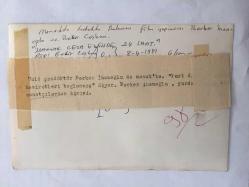 YEŞİLÇAM'IN ÜNLÜ YAPIMCISI BERKER İNANOĞLU'NUN ORİJİNAL FOTOĞRAFI - 18 x 12 cm EBADINDA - BERKER İNANOĞLU, MAMAK'TA TUTUKLU BULUNDUĞU SÜREÇTE BEKİR COŞKUN'LA SÖYLEŞİ YAPARKEN ÇEKİLMİŞ BİR FOTOĞRAF, ''YURT DIŞINDA KALANLARIN BASİRETLERİ BAĞLANMIŞ'' - 8 NİSAN 1981