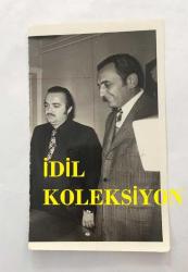 Efemera - YEŞİLÇAM'IN ÜNLÜ YAPIMCISI BERKER İNANOĞLU'NUN ORİJİNAL FOTOĞRAFI - 12 x 7 cm EBADINDA - BERKER İNANOĞLU, MHP DURUŞMASINDA TAHLİYE OLDU, 14 OCAK 1982 - kitantik - kitaLog