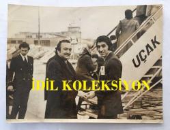 YEŞİLÇAM'IN ÜNLÜ YAPIMCISI BERKER İNANOĞLU'NUN ORİJİNAL BÜYÜK BOY FOTOĞRAFI - 22 x 17 cm EBADINDA - BERKER İNANOĞLU HAVA LİMANINDA UÇAĞA BİNERKEN ÇEKİLMİŞ BİR KARE