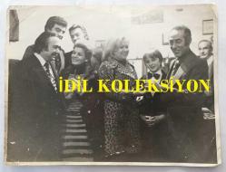 YEŞİLÇAM'IN ÜNLÜ YAPIMCISI BERKER İNANOĞLU'NUN ORİJİNAL BÜYÜK BOY FOTOĞRAFI - 24 x 18 cm EBADINDA - BERKER İNANOĞLU, ''ANNELER GÜNÜ (1973)'' FİLMİ İÇİN ŞİŞLİ ANNELER DERNEĞİ ÜYELERİNDEN ÖDÜL ALIRKEN SENARİST HAMDİ DEĞİRMENCİOĞLU, ÖNDER SOMER, AYTAÇ ARMAN ve ÖMER DÖNMEZ (ÖMERCİK) İLE AYNI KAREDE, 8 ARALIK 1973