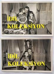 YEŞİLÇAM'IN ÜNLÜ YAPIMCISI BERKER İNANOĞLU'NUN ORİJİNAL 2'Lİ FOTOĞRAF SETİ - 18 x 12 cm EBADINDA - BERKER İNANOĞLU, OĞLU SEZER İNANOĞLU (SEZERCİK) ve KIZI ARZU İNANOĞLU'YL A BİRLİKTE EVİNDE HATIRA POZU VERİRKEN ÇEKİLMİŞ 2 ÖZEL KARE