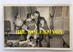 YEŞİLÇAM'IN ÜNLÜ YAPIMCISI BERKER İNANOĞLU'NUN ORİJİNAL 2'Lİ FOTOĞRAF SETİ - 18 x 12 cm EBADINDA - BERKER İNANOĞLU, OĞLU SEZER İNANOĞLU (SEZERCİK) ve KIZI ARZU İNANOĞLU'YL A BİRLİKTE EVİNDE HATIRA POZU VERİRKEN ÇEKİLMİŞ 2 ÖZEL KARE